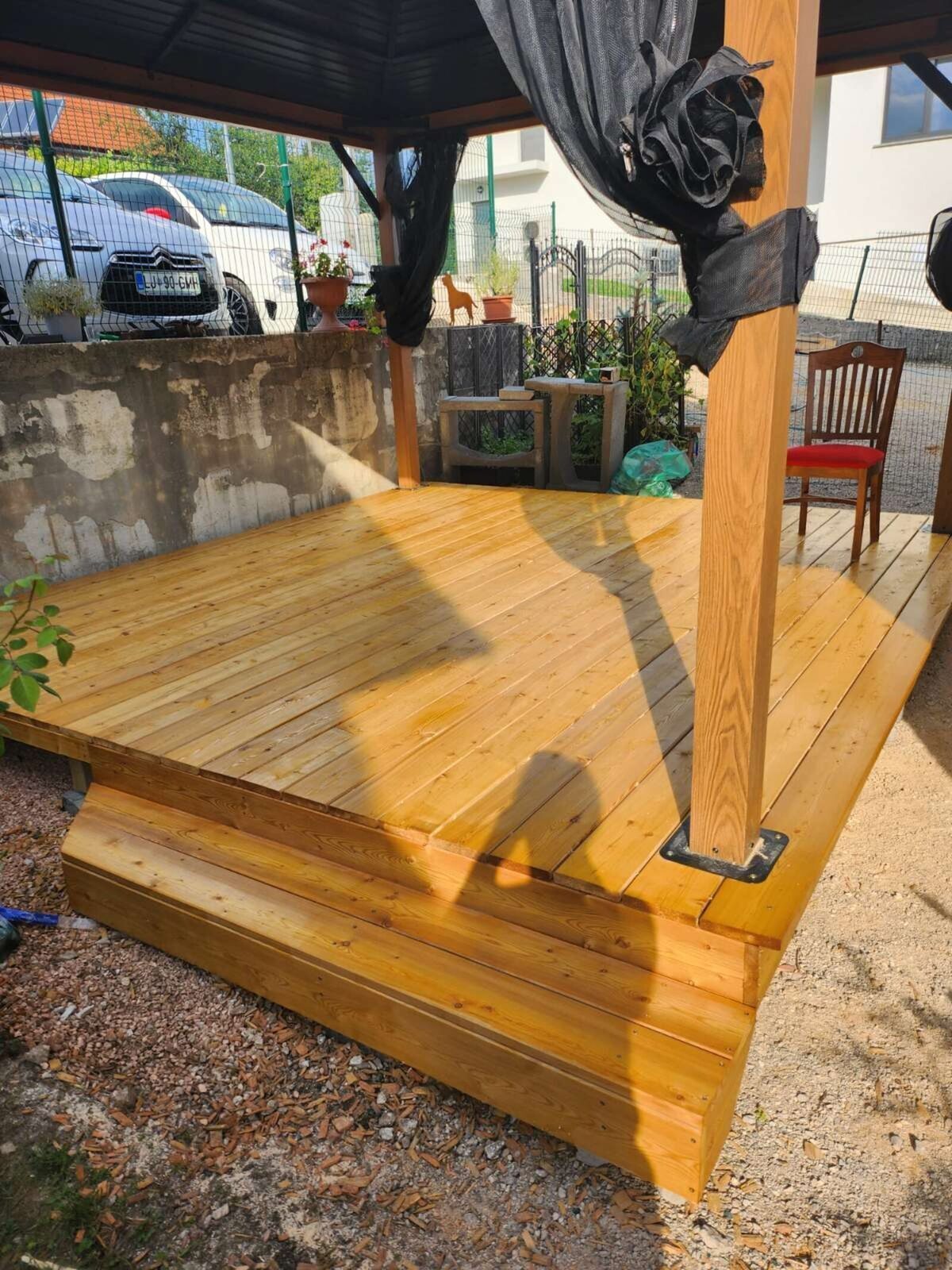 Sibirski macesen pod nadstreškom