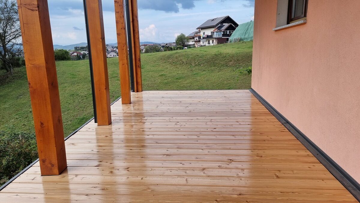 Sibirski macesen streha terasa