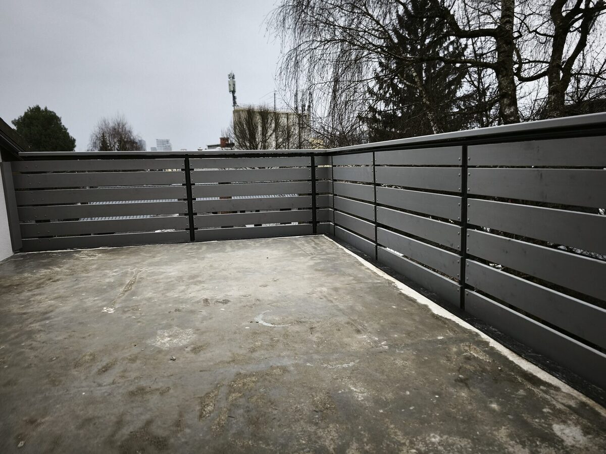 Smreka in inox ograja